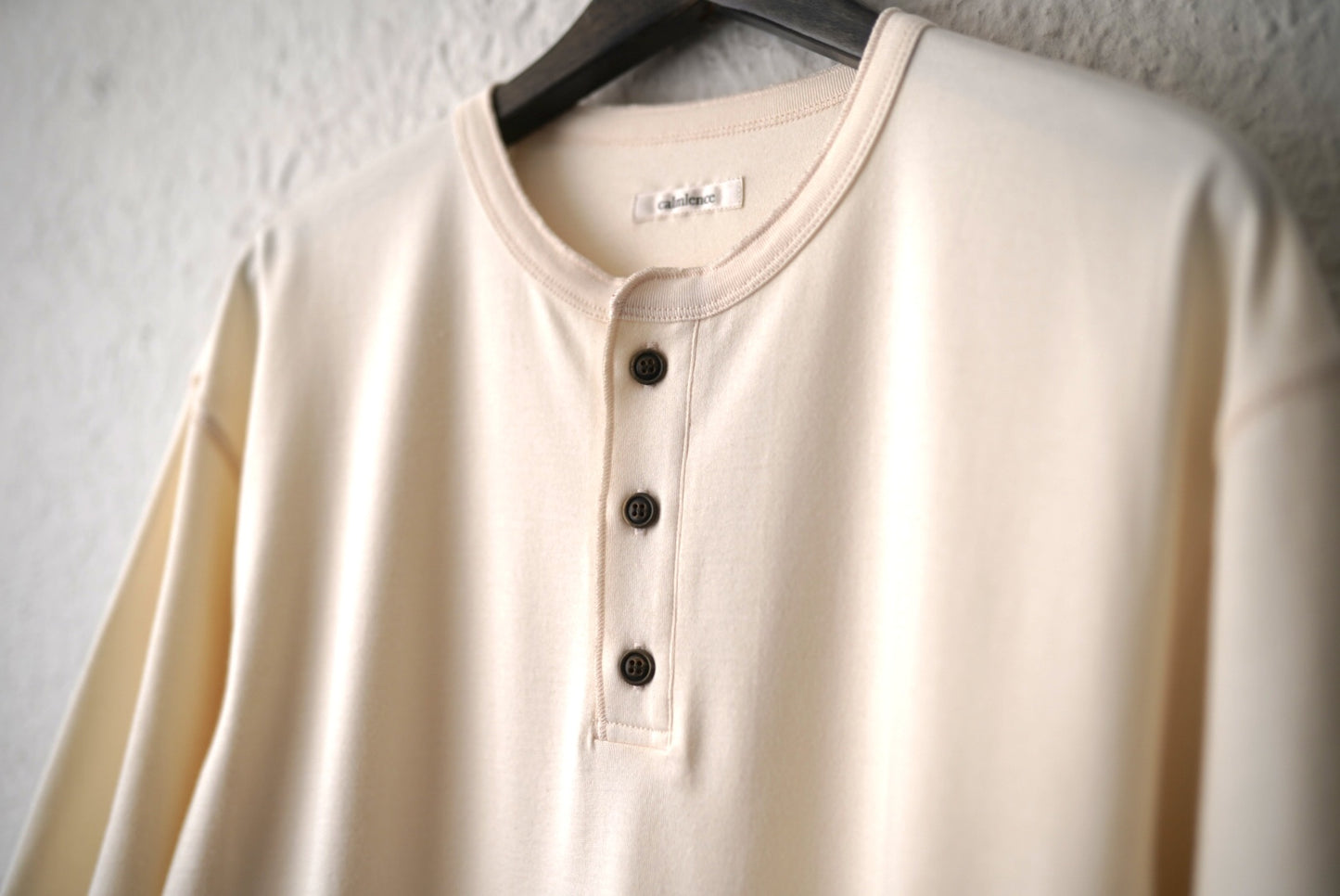 25SS TSHIRT002 HENLEY NECK SS T-SHIRT コットンシルク半袖ヘンリーネックトップス / calmlence(カームレンス)