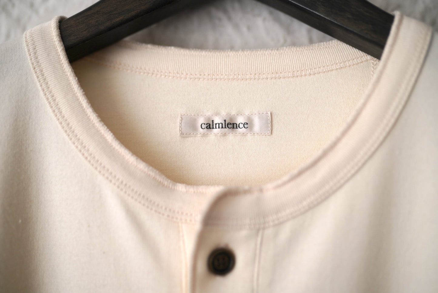 25SS TSHIRT002 HENLEY NECK SS T-SHIRT コットンシルク半袖ヘンリーネックトップス / calmlence(カームレンス)