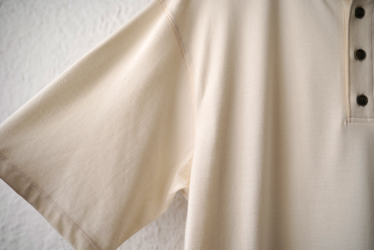 25SS TSHIRT002 HENLEY NECK SS T-SHIRT コットンシルク半袖ヘンリーネックトップス / calmlence(カームレンス)