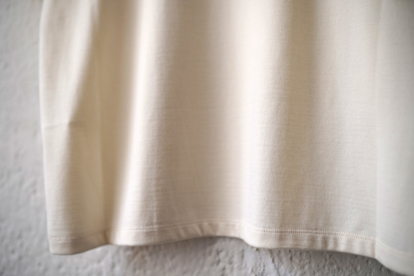 25SS TSHIRT002 HENLEY NECK SS T-SHIRT コットンシルク半袖ヘンリーネックトップス / calmlence(カームレンス)