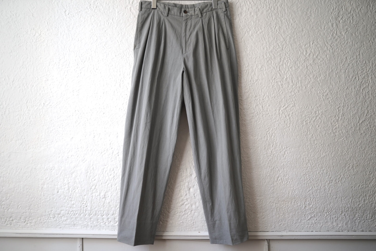 23SS TROUSER006 GEORGE 2タックチノトラウザーズパンツ / HEUGN(ユーゲン)