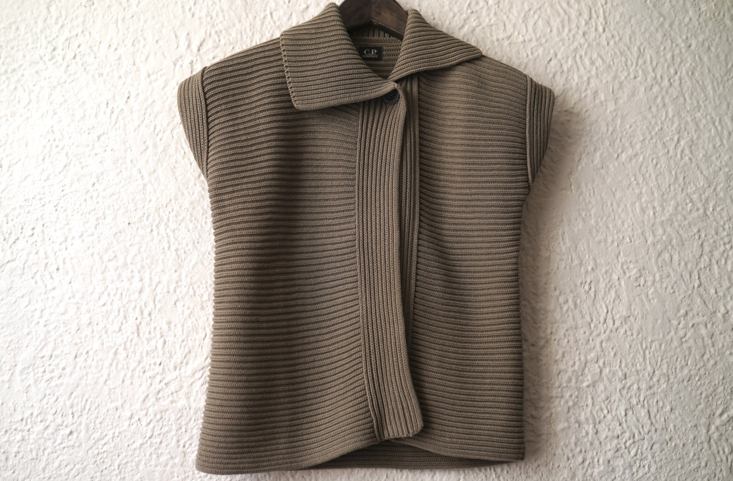 コットンノースリーブニットセーター / C.P COMPANY(シーピーカンパニー)