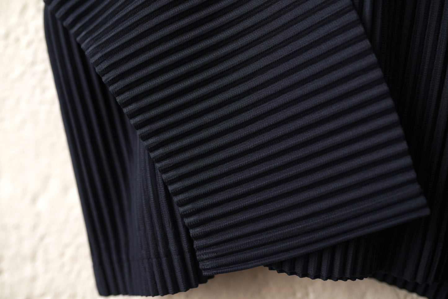 25SS MONTHLY COLOR JANUARY MIDNIGHT BLUE プリーツ長袖トップス / ISSEY MIYAKE HOMME PLISSE(イッセイミヤケ オムプリッセ)