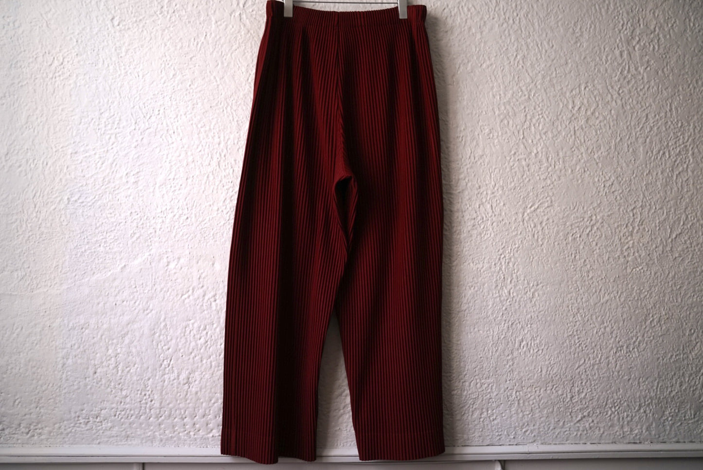 24AW プリーツイージーワイドパンツ ボルドー / ISSEY MIYAKE HOMME PLISSE(イッセイミヤケオムプリッセ)