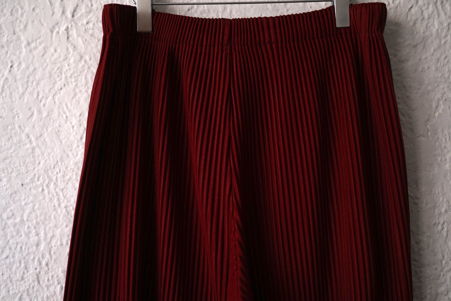 24AW プリーツイージーワイドパンツ ボルドー / ISSEY MIYAKE HOMME PLISSE(イッセイミヤケオムプリッセ)