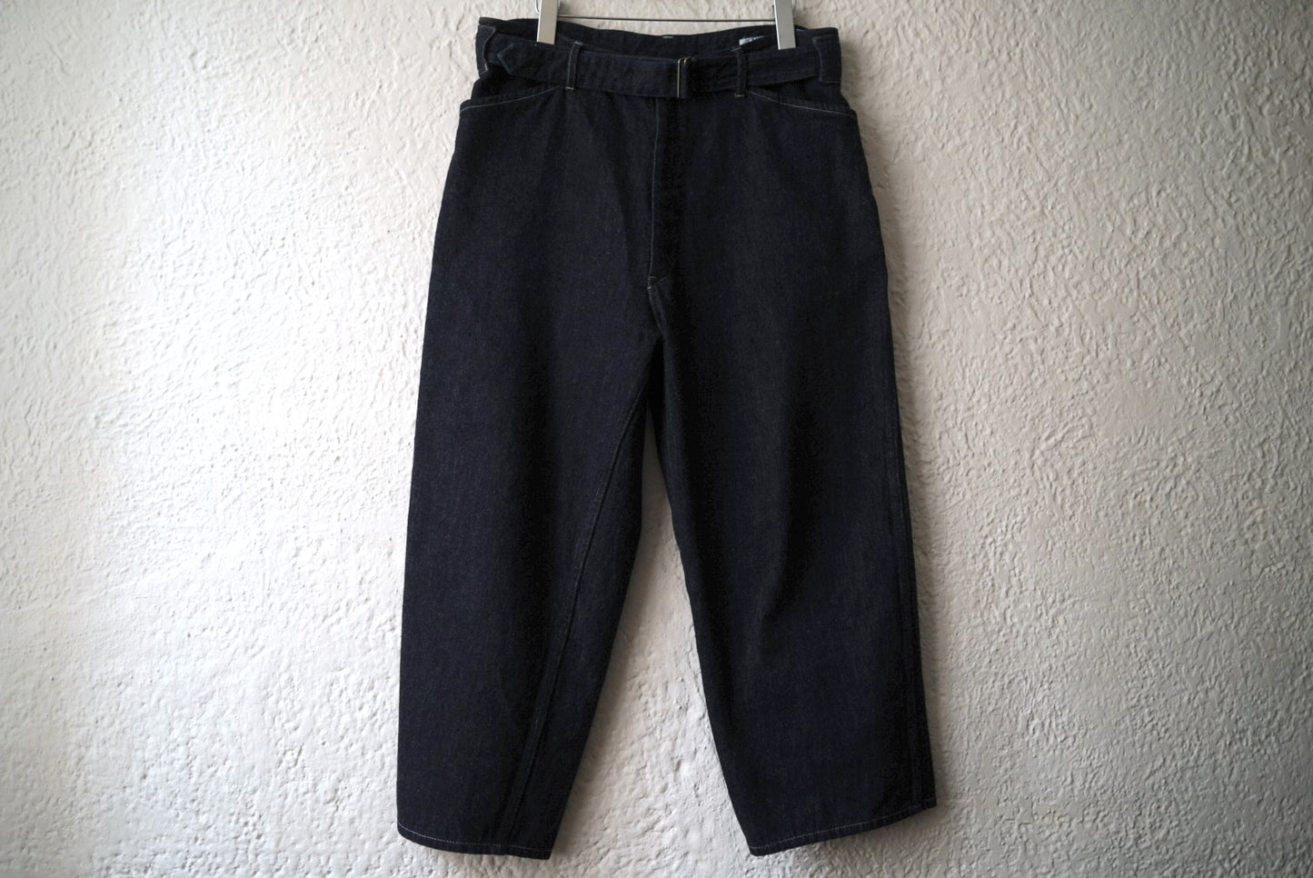 24AW ベルテッドインディゴデニムパンツ / COMOLI(コモリ)