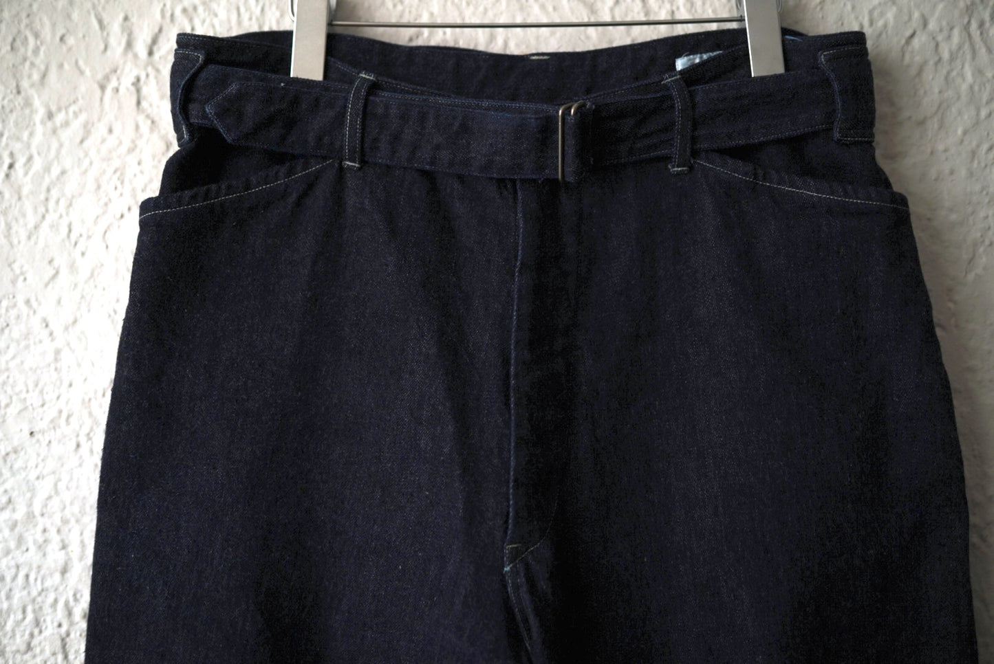 24AW ベルテッドインディゴデニムパンツ / COMOLI(コモリ)