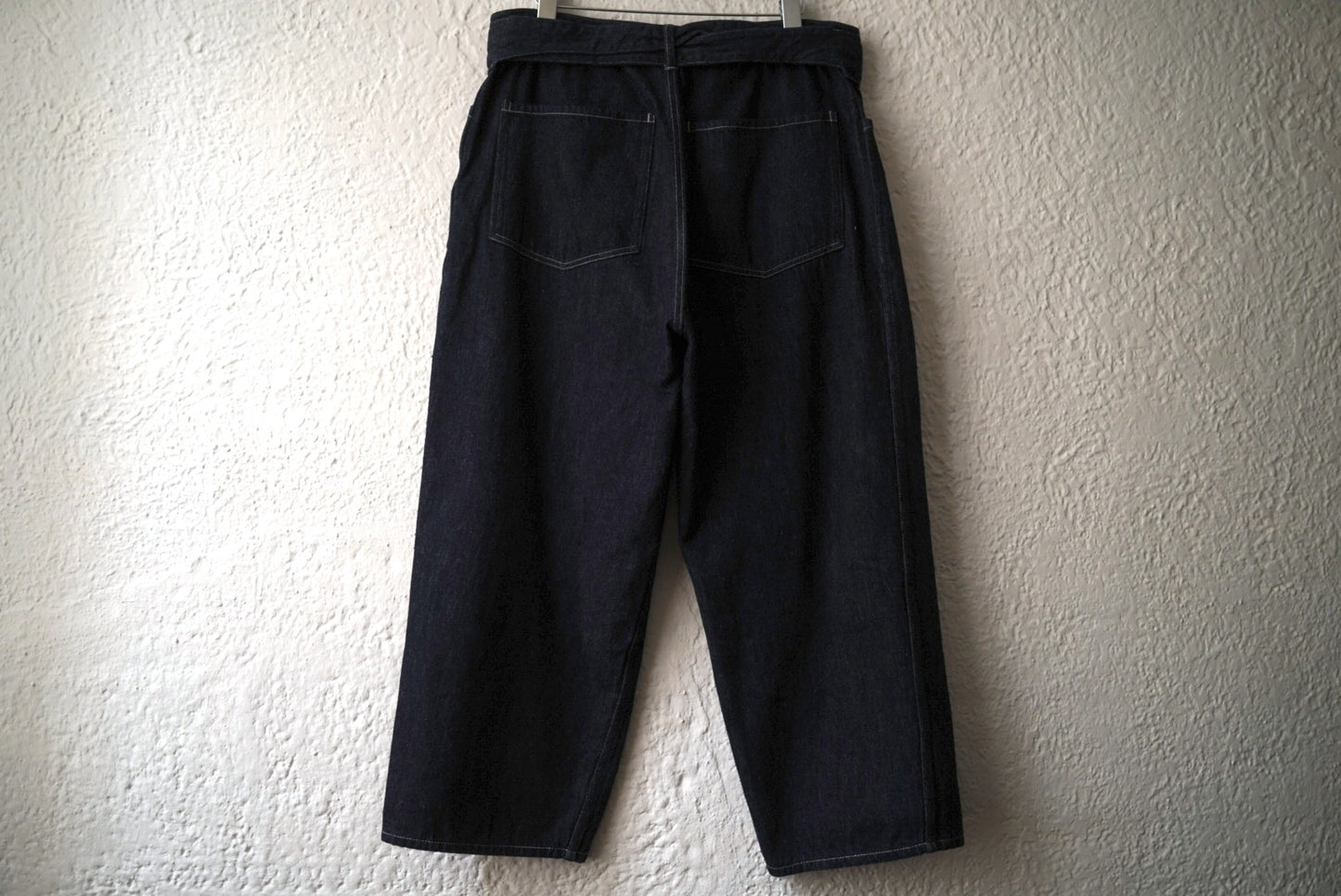 24AW ベルテッドインディゴデニムパンツ / COMOLI(コモリ)