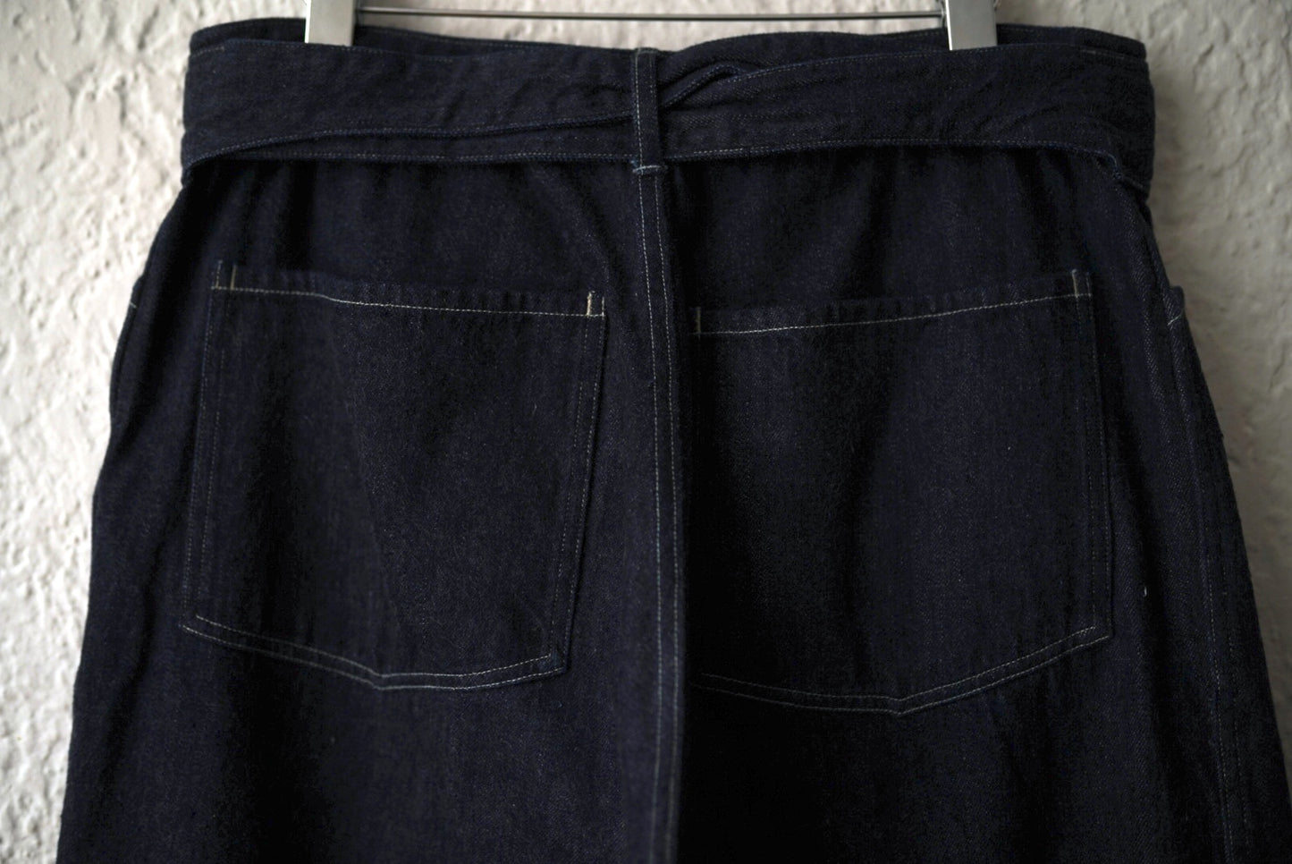 24AW ベルテッドインディゴデニムパンツ / COMOLI(コモリ)