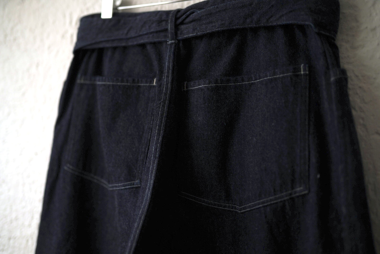 24AW ベルテッドインディゴデニムパンツ / COMOLI(コモリ)