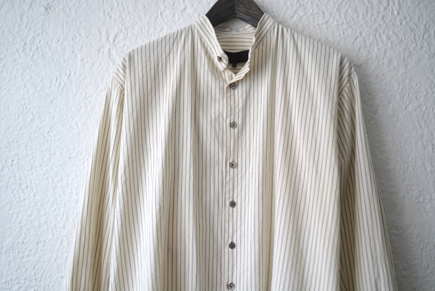 20SS コットンシルクストライプバンドカラーシャツ / Geoffrey.B.Small(ジェフリービースモール)
