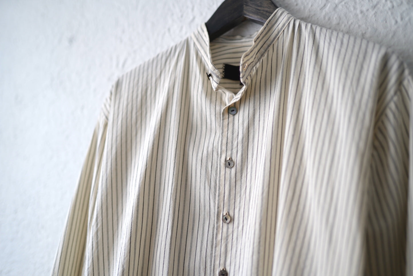 20SS コットンシルクストライプバンドカラーシャツ / Geoffrey.B.Small(ジェフリービースモール)