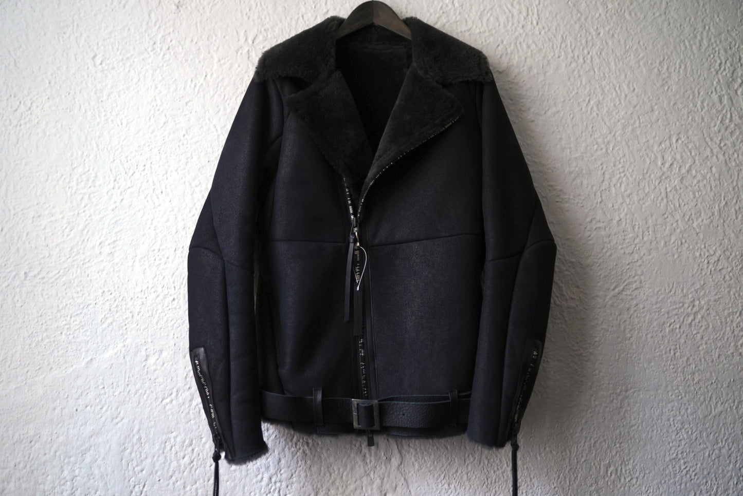 23AW ベビーラムムートンハイネックレザージャケット / D.HYGEN(ディーハイゲン)