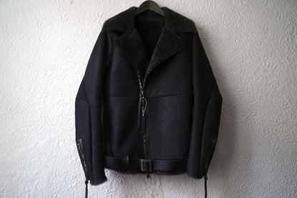 23AW ベビーラムムートンハイネックレザージャケット / D.HYGEN(ディーハイゲン)