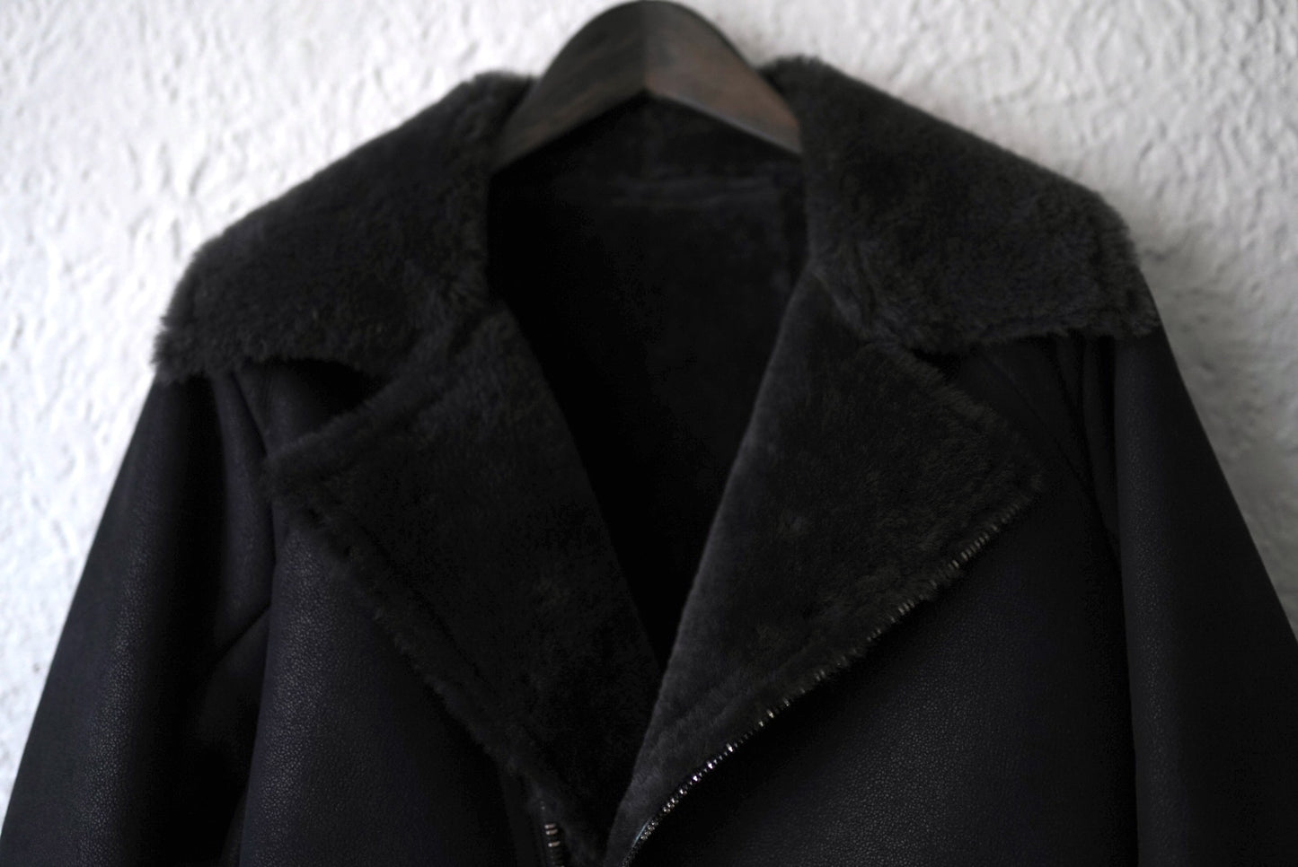 23AW ベビーラムムートンハイネックレザージャケット / D.HYGEN(ディーハイゲン)