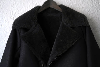 23AW ベビーラムムートンハイネックレザージャケット / D.HYGEN(ディーハイゲン)