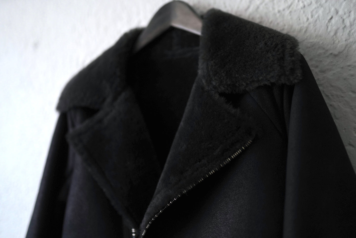 23AW ベビーラムムートンハイネックレザージャケット / D.HYGEN(ディーハイゲン)