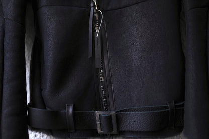 23AW ベビーラムムートンハイネックレザージャケット / D.HYGEN(ディーハイゲン)