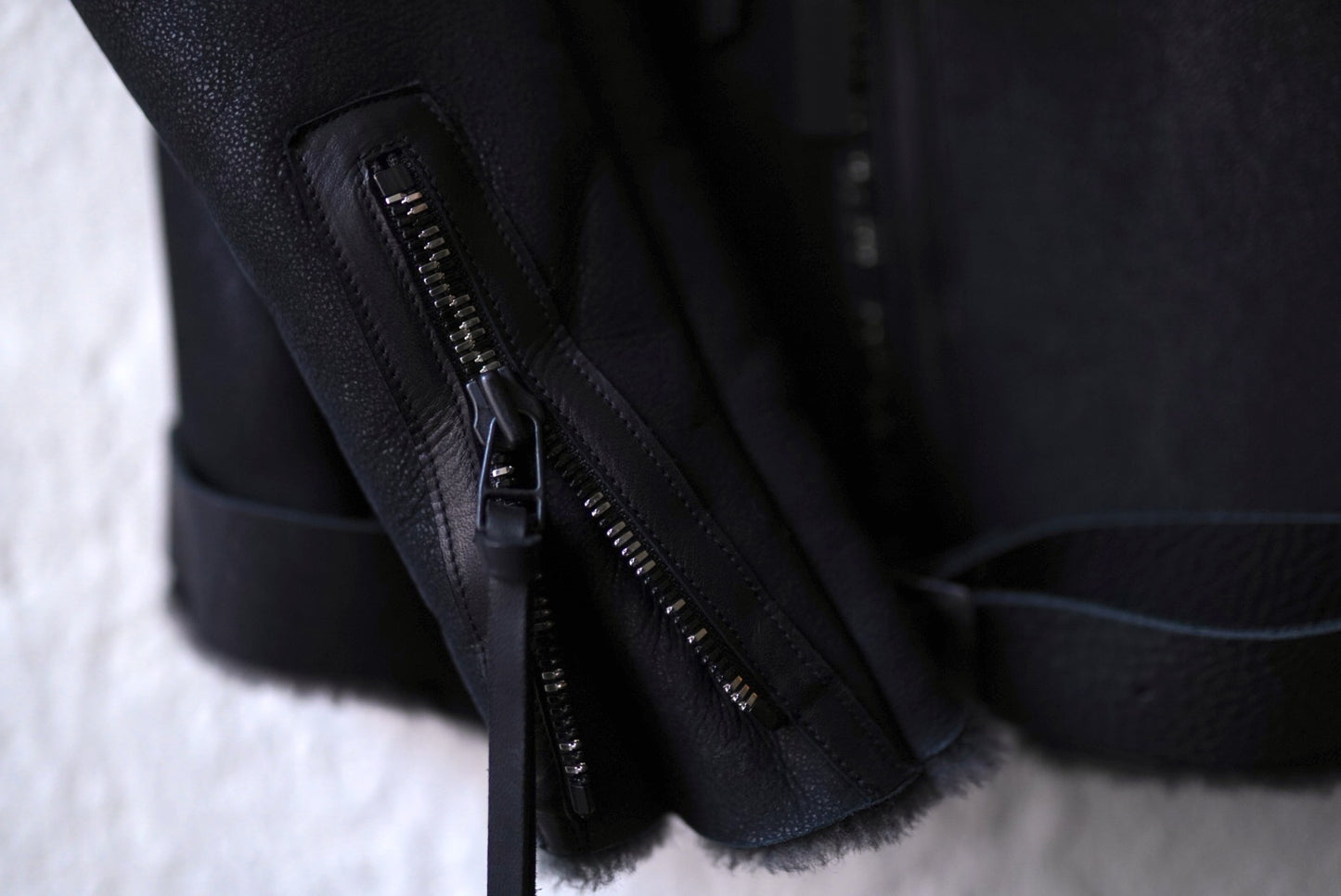 23AW ベビーラムムートンハイネックレザージャケット / D.HYGEN(ディーハイゲン)