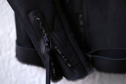 23AW ベビーラムムートンハイネックレザージャケット / D.HYGEN(ディーハイゲン)