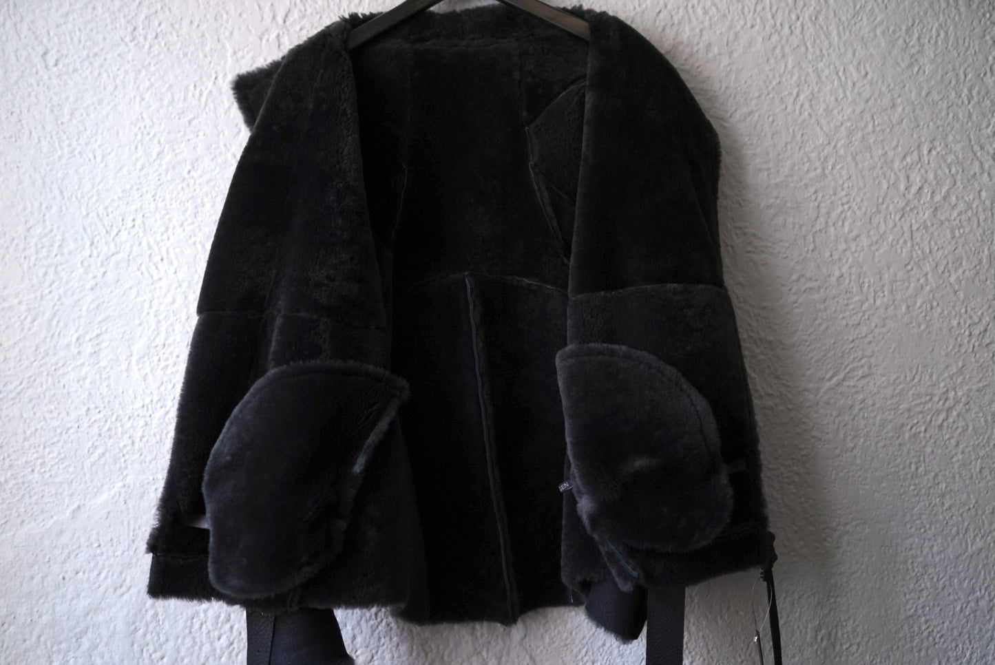 23AW ベビーラムムートンハイネックレザージャケット / D.HYGEN(ディーハイゲン)