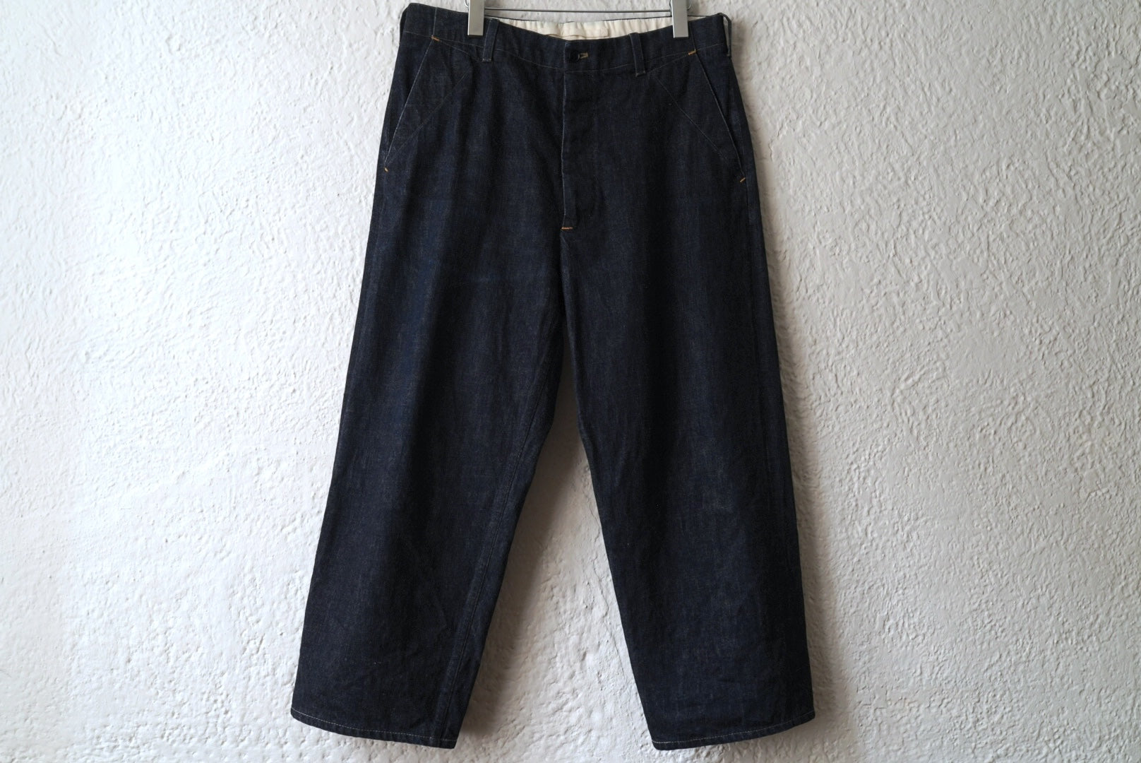 The crooked Tailor / ザクルーキッドテーラー | peg top trousers ヘリンボーンウール ペグトップトラウザー パンツ | チャコール | メンズ the Crooked Tailor – D'arte