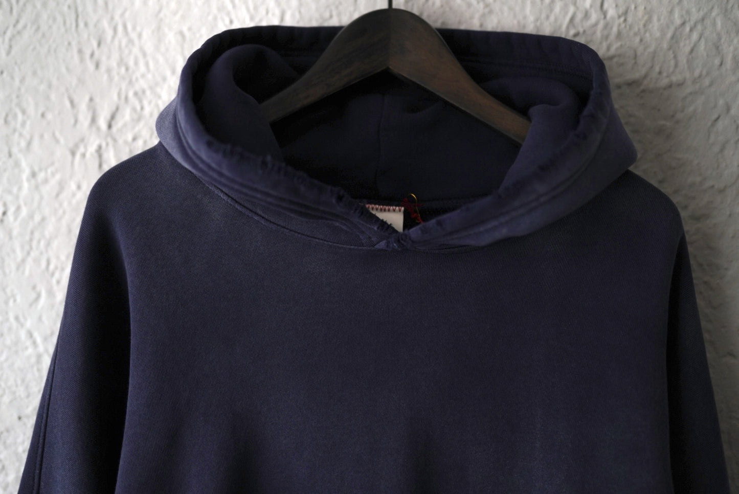 OVERSIZE CROP HOODIE ヴィンテージ加工プルオーバーパーカー / MOOJI MOOJI(ムージムージ)