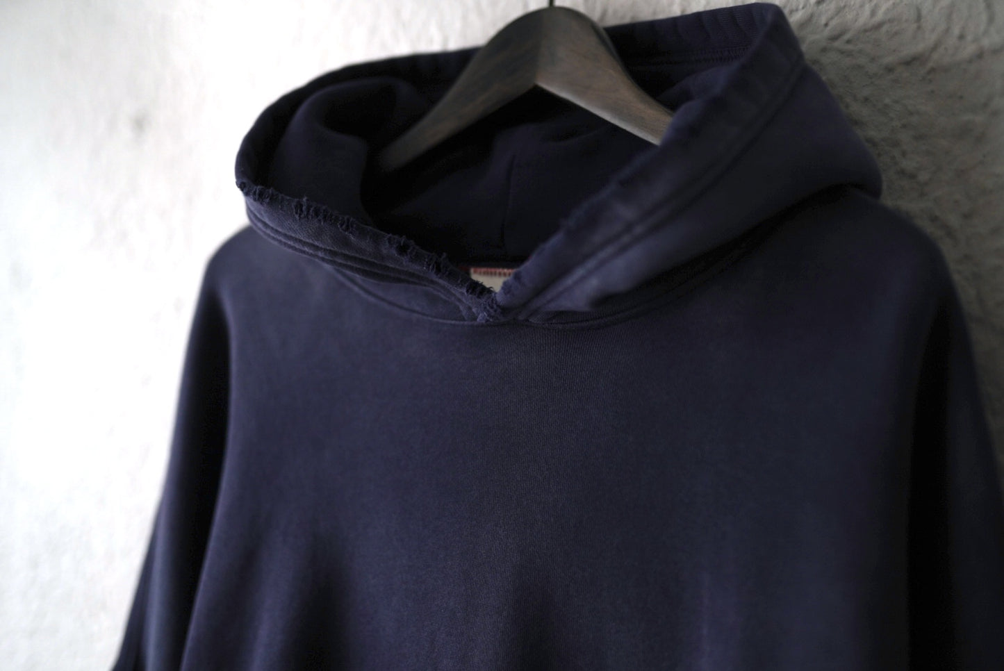 OVERSIZE CROP HOODIE ヴィンテージ加工プルオーバーパーカー / MOOJI MOOJI(ムージムージ)