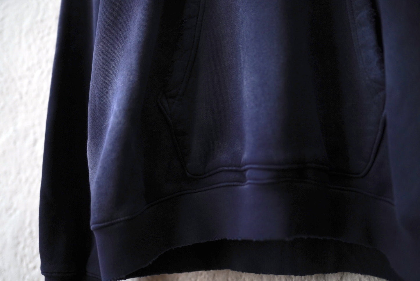 OVERSIZE CROP HOODIE ヴィンテージ加工プルオーバーパーカー / MOOJI MOOJI(ムージムージ)