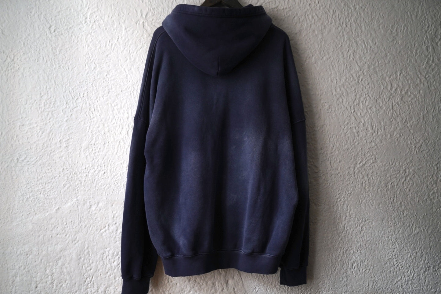 OVERSIZE CROP HOODIE ヴィンテージ加工プルオーバーパーカー / MOOJI MOOJI(ムージムージ)