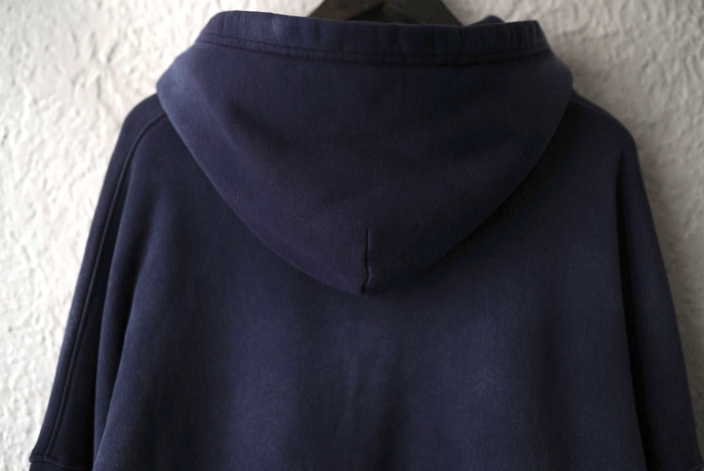 OVERSIZE CROP HOODIE ヴィンテージ加工プルオーバーパーカー / MOOJI MOOJI(ムージムージ)