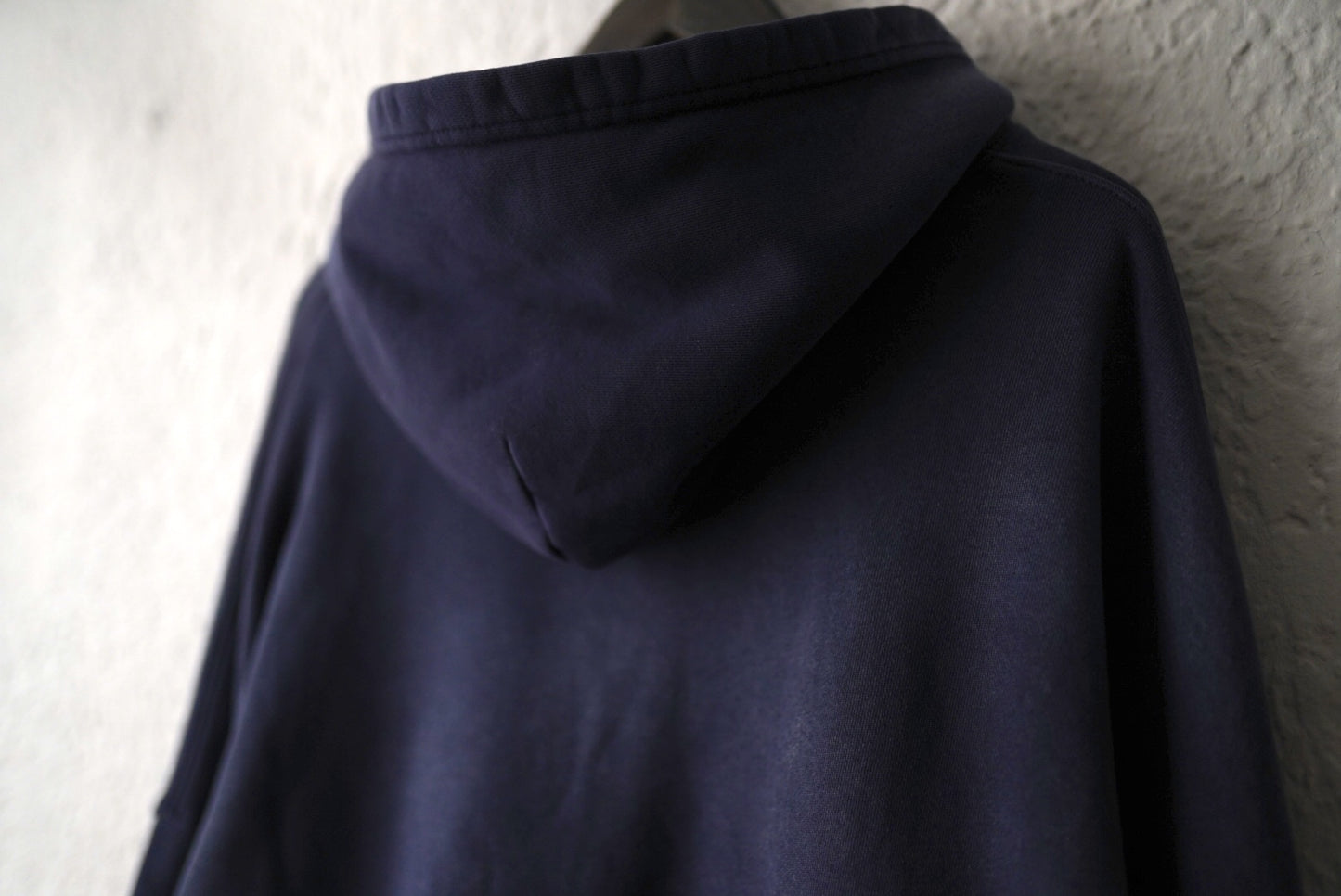 OVERSIZE CROP HOODIE ヴィンテージ加工プルオーバーパーカー / MOOJI MOOJI(ムージムージ)