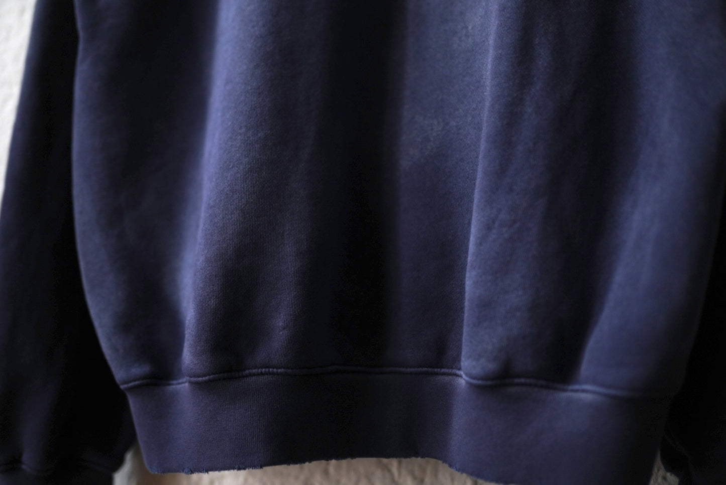 OVERSIZE CROP HOODIE ヴィンテージ加工プルオーバーパーカー / MOOJI MOOJI(ムージムージ)